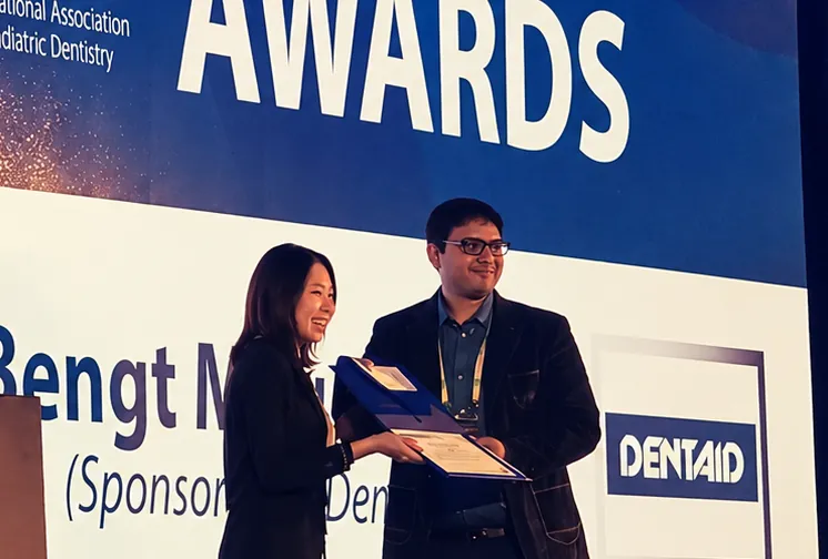Dr. Sanchit Paul receiving the Bengt Magnusson Memorial Prize on stage at the IAPD awards